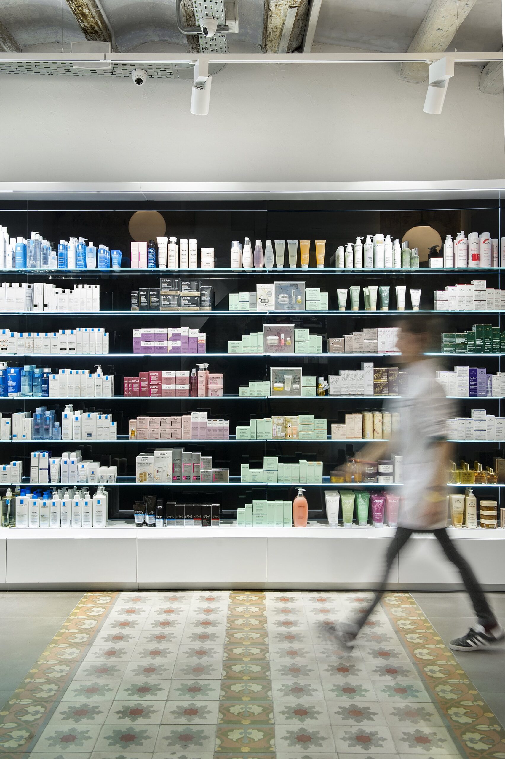 Estanterias e interiores de la farmacia Alomar en Barcelona