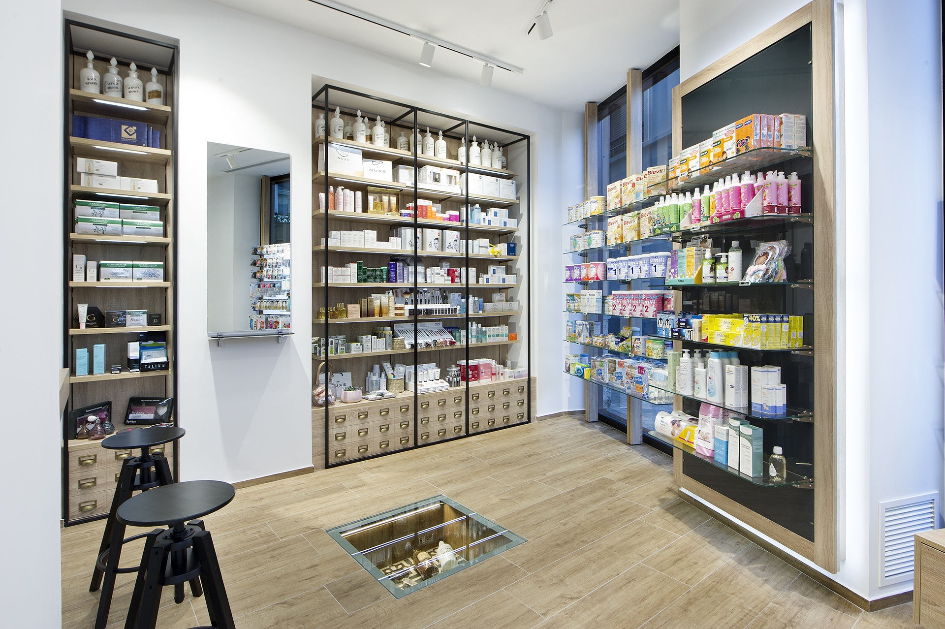Estanterías en la Farmacia Corona 14