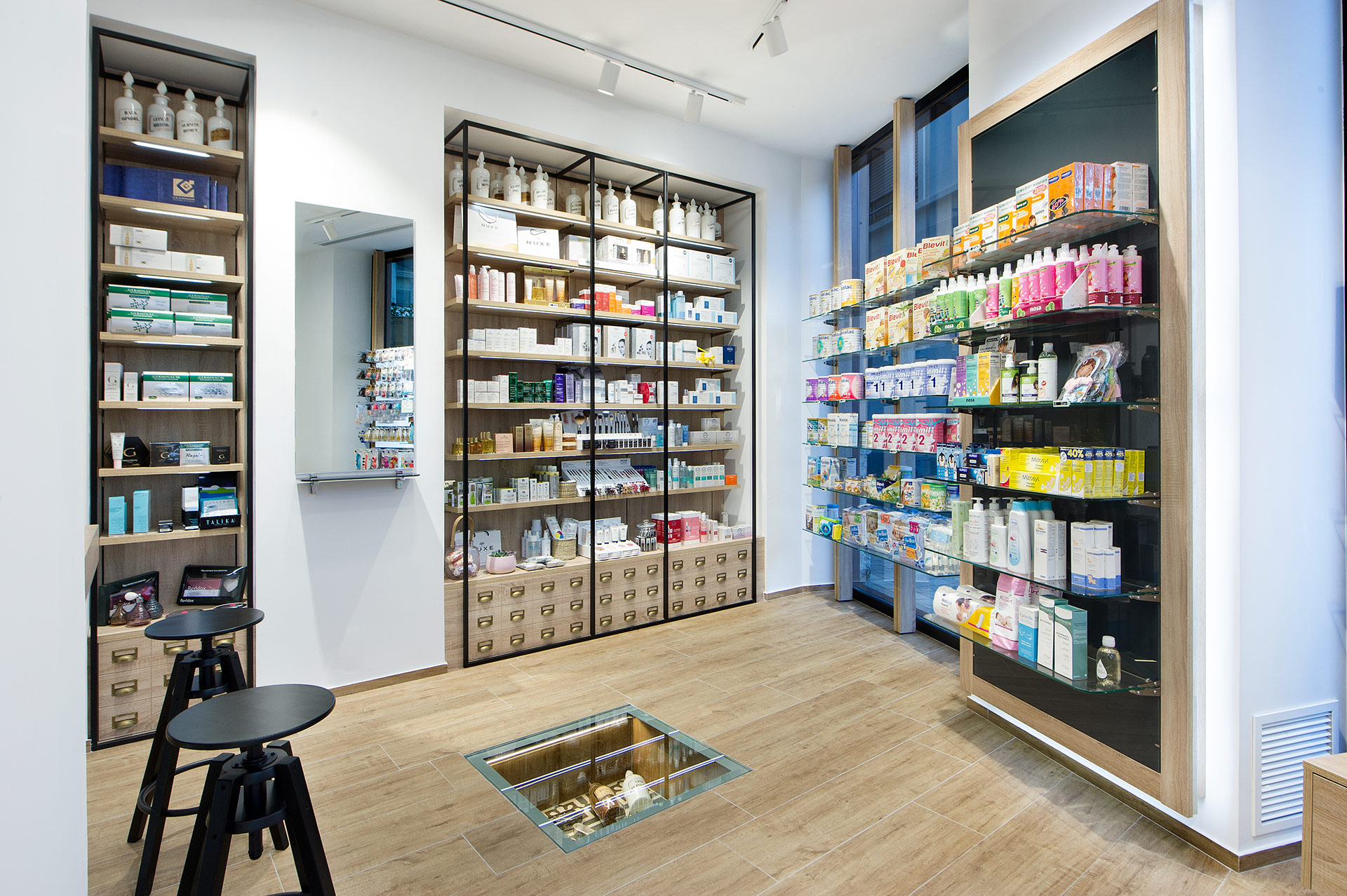 Produits dans les rayonnages de pharmacie