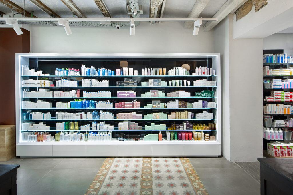 Colocar productos estanterías farmacia