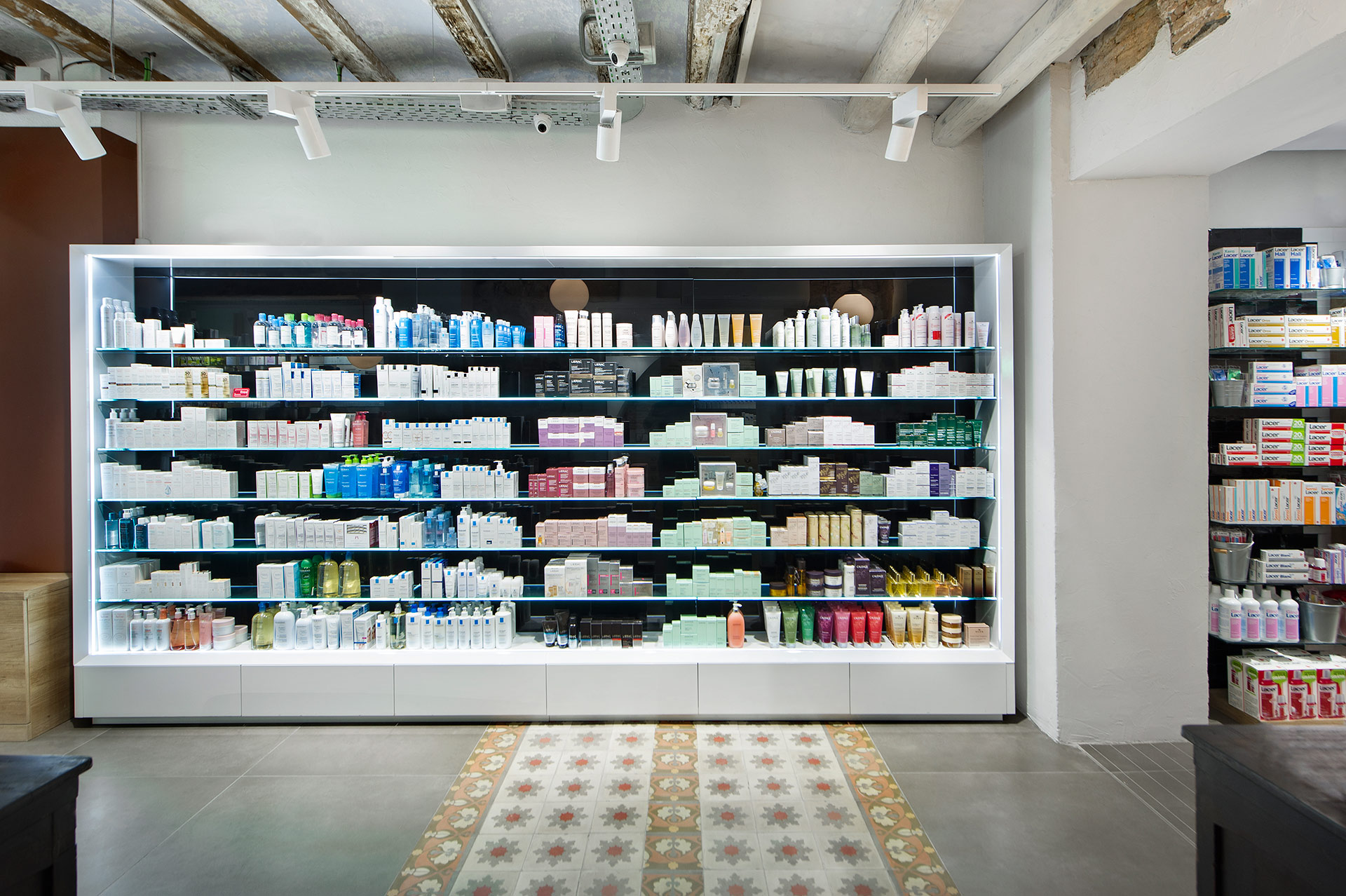 Colocar productos estanterías farmacia