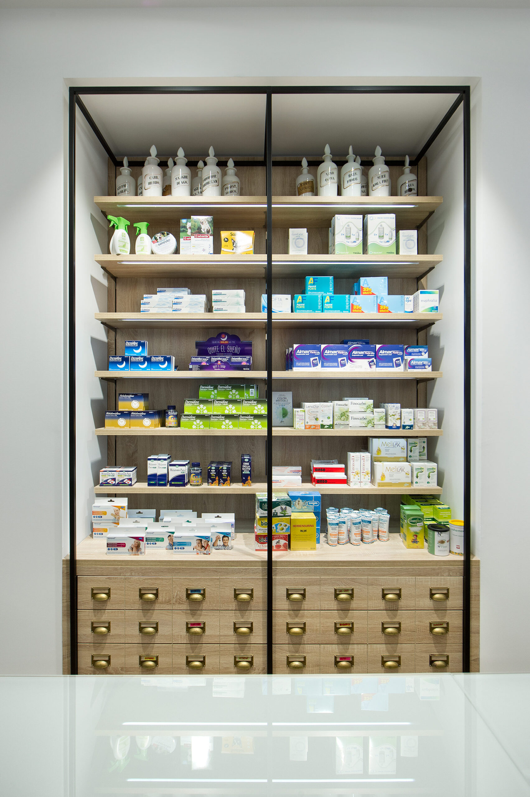Estantería para farmacias, La Corona