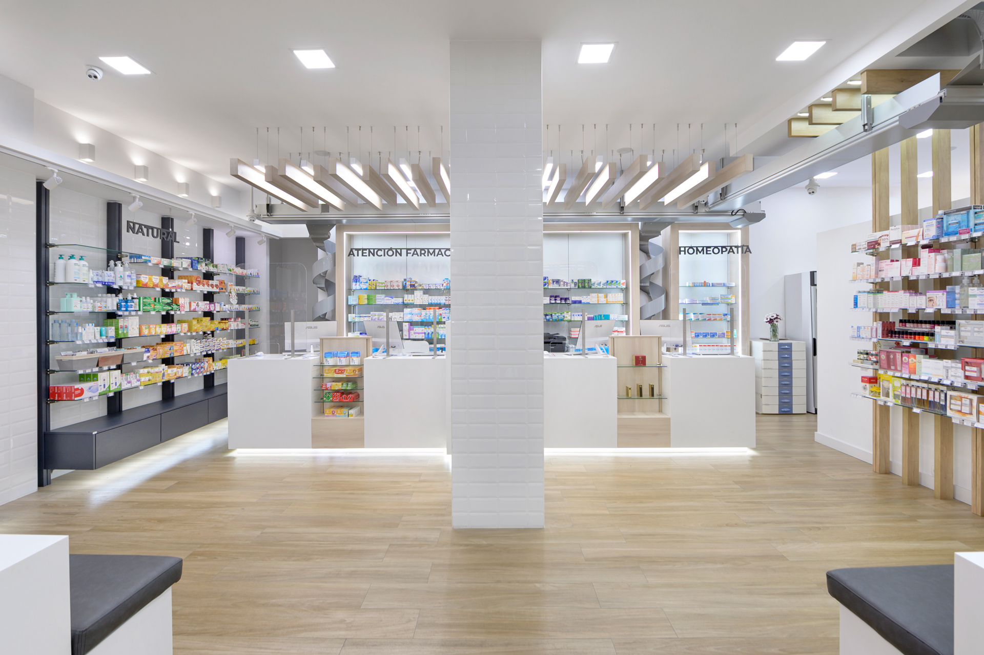 Interior de la farmacia Crespo