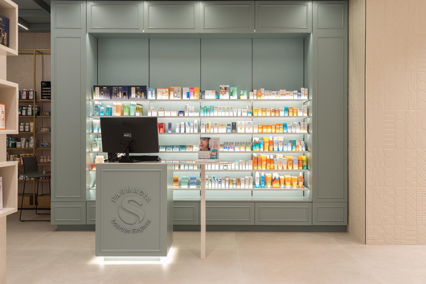 Pharmacie Lourdes Segarra, conçue et rénovée par Inside Pharmacy