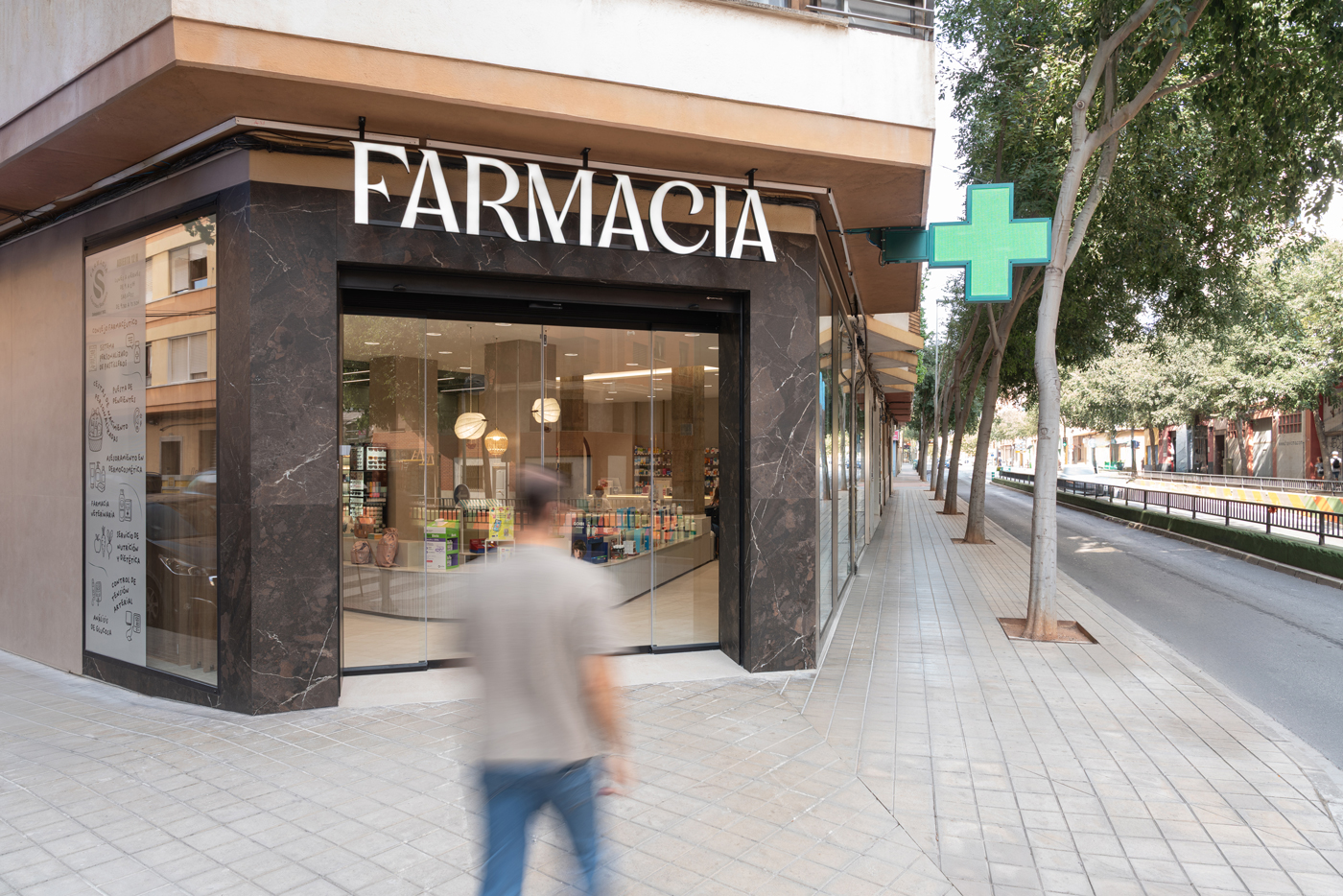 Pharmacie Lourdes Segarra, conçue et rénovée par Inside Pharmacy