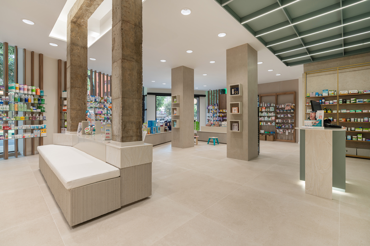 Pharmacie Lourdes Segarra, conçue et rénovée par Inside Pharmacy