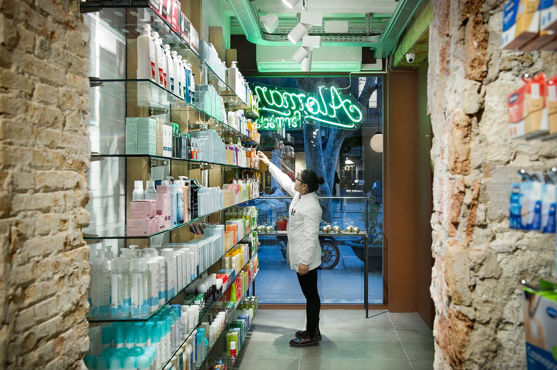 Placement de produits dans les rayons de pharmacie