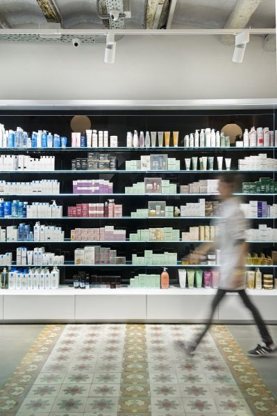 Estanterias e interiores de la farmacia Alomar en Barcelona