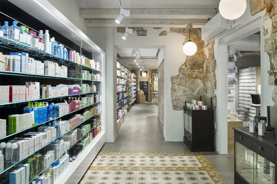Detalles interiores de la Farmacia Alomar