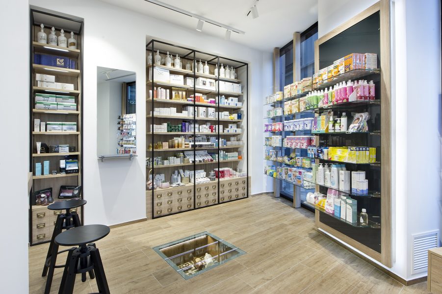 Estanterías en la Farmacia Corona 14