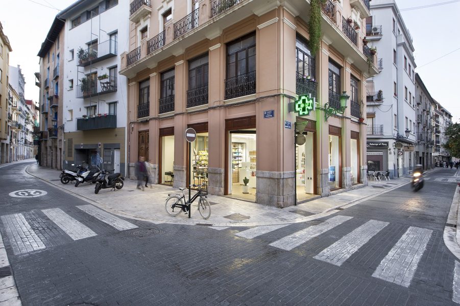 Fachada de la Farmacia Corona 24