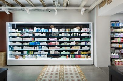 Colocar productos estanterías farmacia