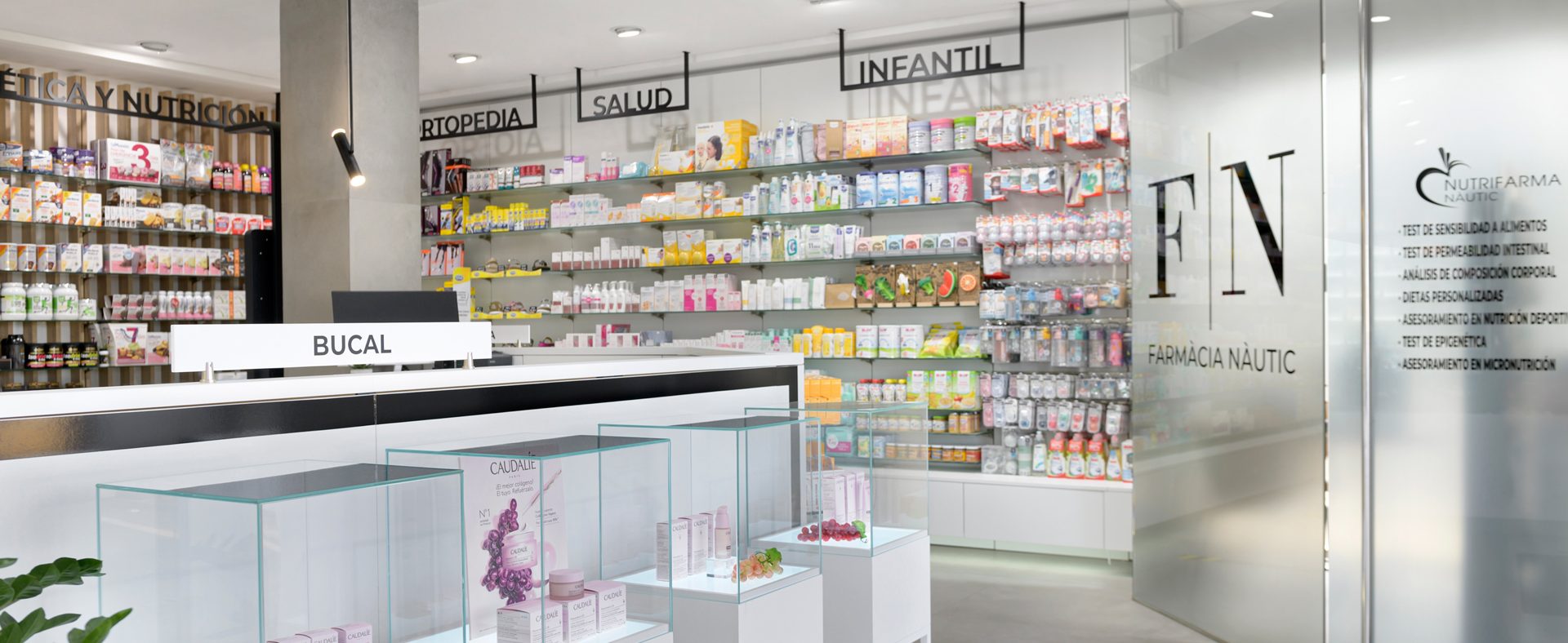 Interior de la Farmacia Nautic
